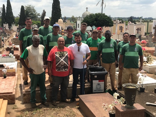 Rodson acompanha o mutirão de limpeza no Cemitério Nossa Senhora do Carmo - Crédito: Divulgação