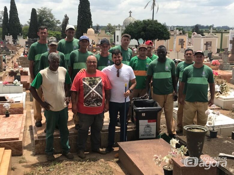 Rodson acompanha o mutirão de limpeza no Cemitério Nossa Senhora do Carmo - Crédito: Divulgação