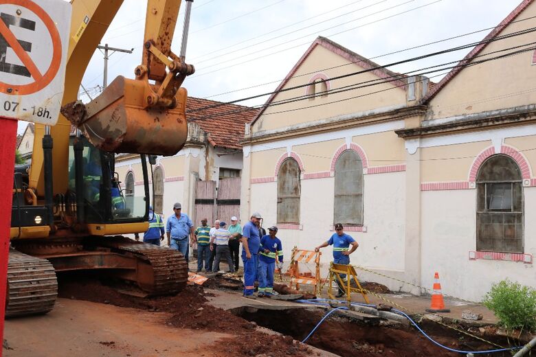 Prefeitura começa a consertar o "buracão" da rua Episcopal - Crédito: Divulgação