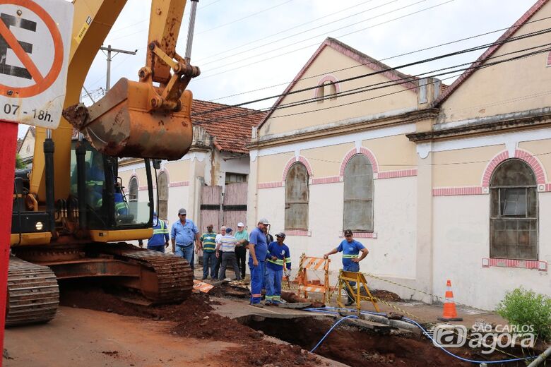 Prefeitura começa a consertar o "buracão" da rua Episcopal - Crédito: Divulgação