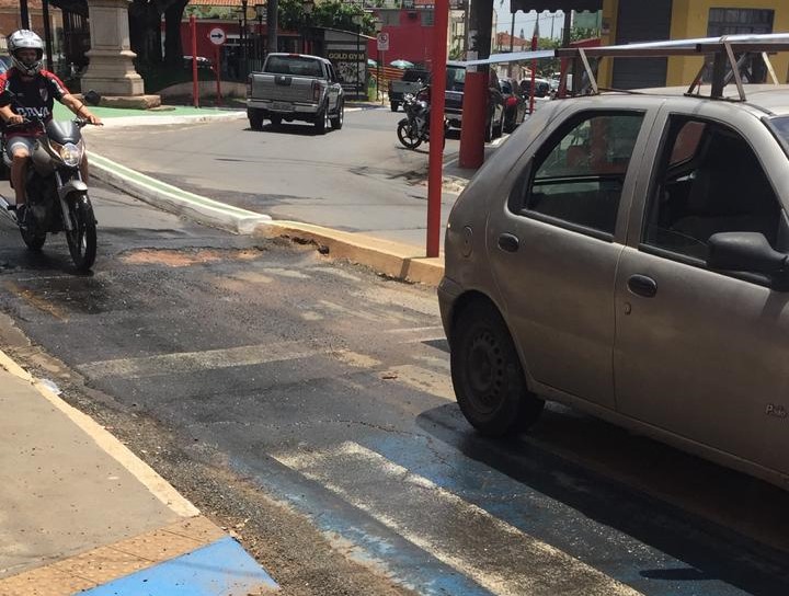 Buraco no asfalto causa queda de três motociclistas - Crédito: Divulgação