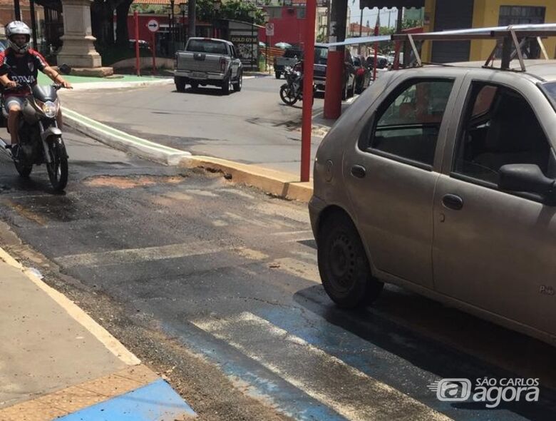 Buraco no asfalto causa queda de três motociclistas - Crédito: Divulgação