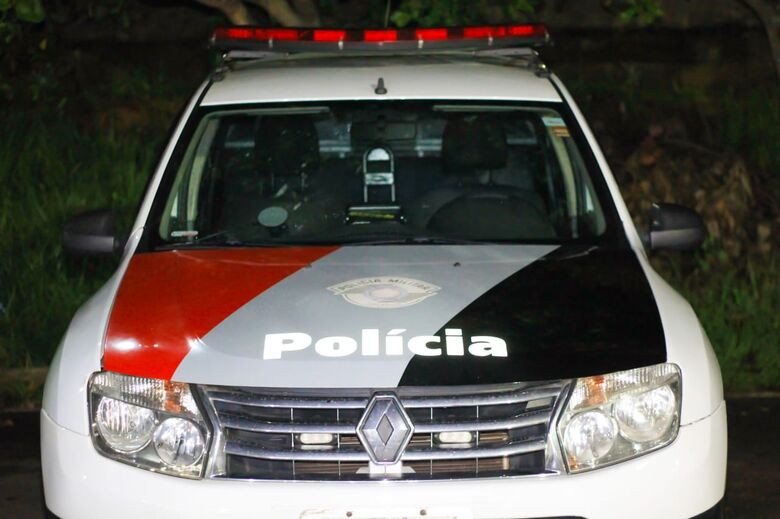 Carro de treinador é incendiado em frente a escola - Crédito: Marco Lúcio