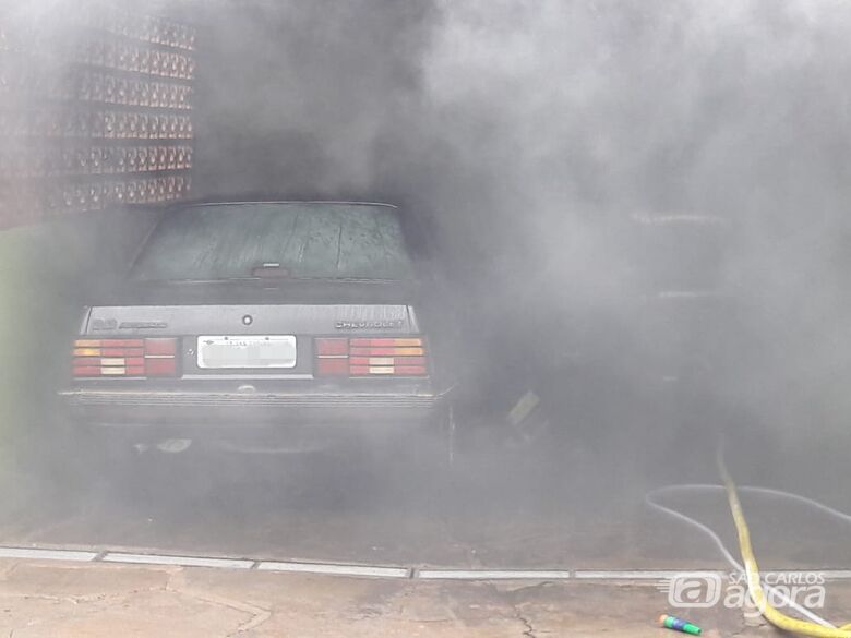 Carro pega fogo em garagem de residência - 