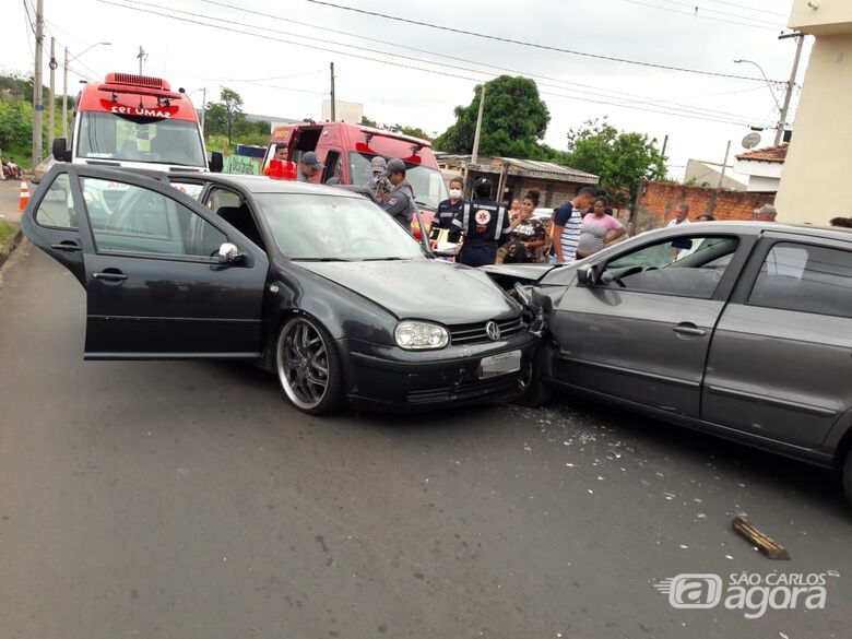 Colisão entre dois carros deixa uma pessoa ferida no Antenor Garcia - 