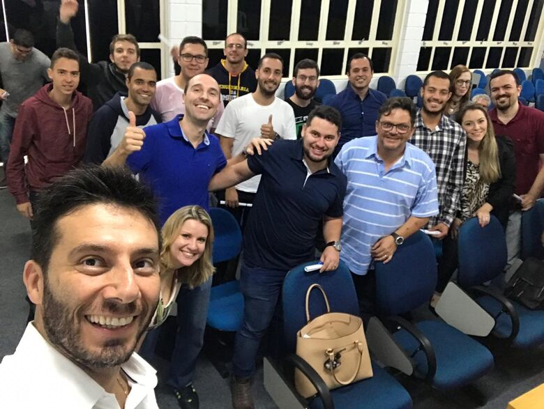 "Fábio Ferraz, CEO da Guarani Sistemas, junto com os estudantes da Unicep que se formaram no curso oferecido pela empresa" - Crédito: Divulgação