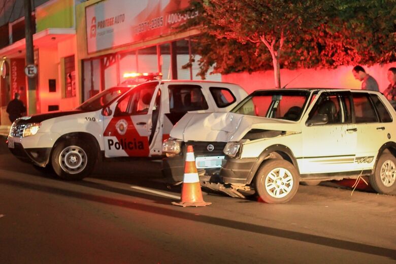 Motorista bate em poste e provoca princípio de incêndio na Vila Monteiro - Crédito: Marco Lúcio