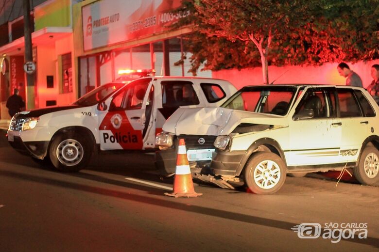 Motorista bate em poste e provoca princípio de incêndio na Vila Monteiro - Crédito: Marco Lúcio