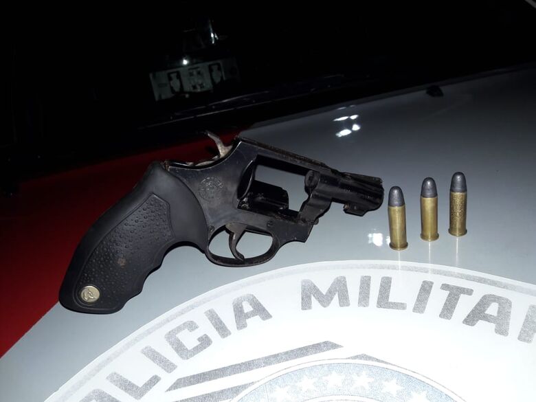 Força Tática apreende arma de fogo em residência no Jardim Gonzaga -