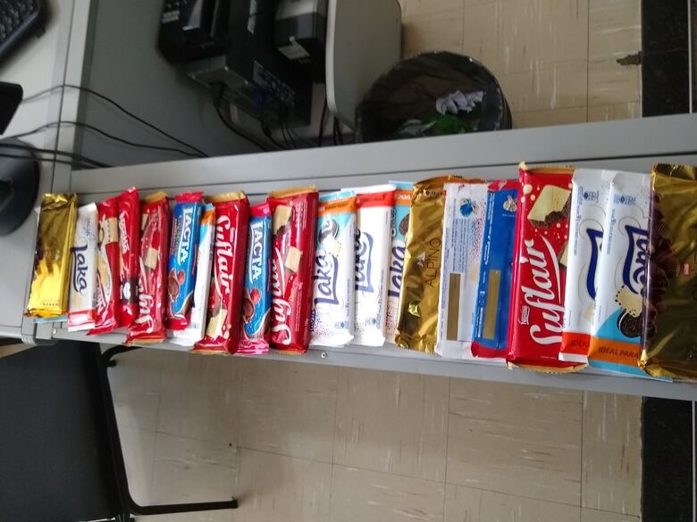 Mulheres furtam chocolates em supermercado e agridem funcionária -