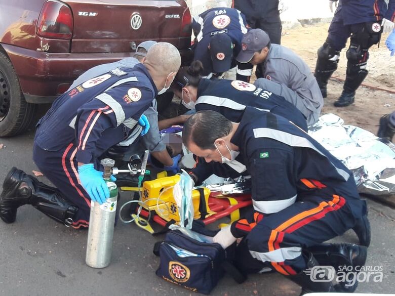 Motociclista colide em portão e fica gravemente ferido - Crédito: Maycon Maximino