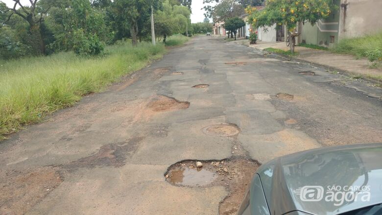 Rua no Jardim Munique é um “mar de buracos” - Crédito: Divulgação