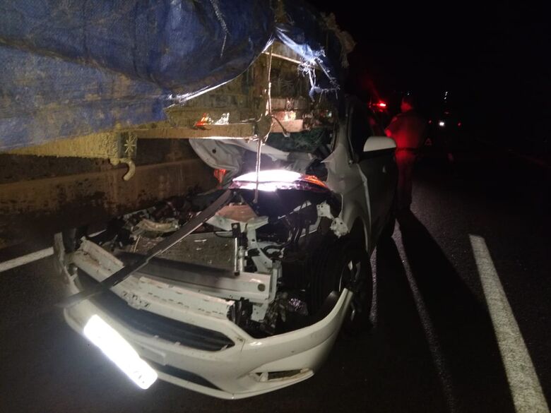 Carro entra embaixo de caminhão na SP-215 - Crédito: Luciano Lopes