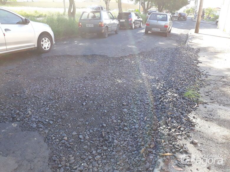 Alunos de Cemei correm risco devido a asfalto deteriorado no Itamaraty - Crédito: Marcos Escrivani