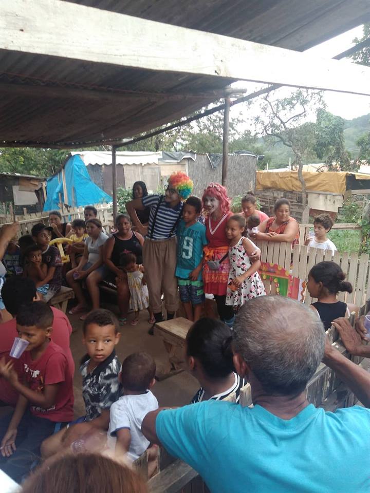 Heróis do bem visitam Assentamento em Busca de um Sonho e fazem a festa para as crianças - Crédito: Divulgação