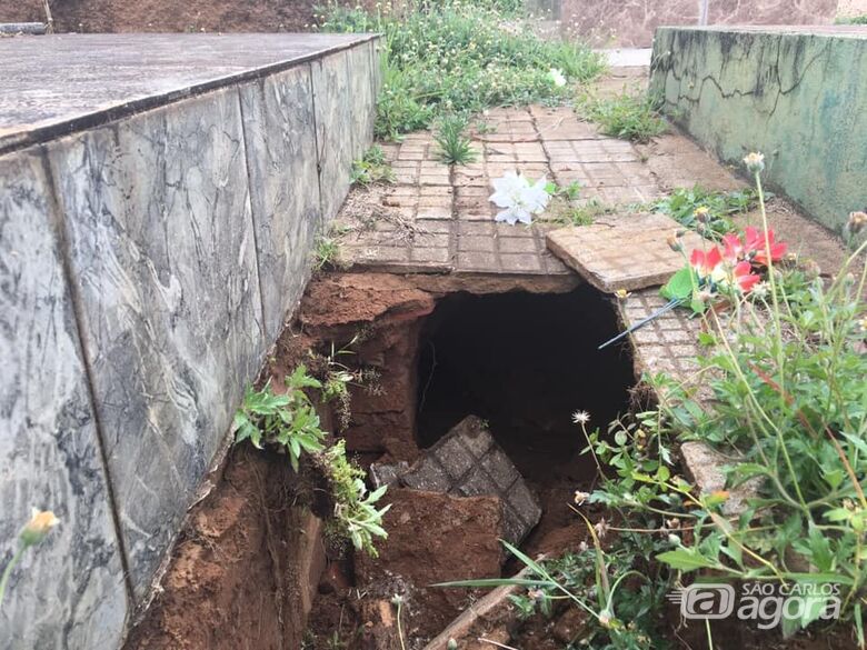 Chão cede e mulher sofre ferimentos após cair em buraco no cemitério Nossa Senhora do Carmo - Crédito: Divulgação
