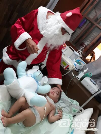 Crianças especiais e acamadas recebem visita de Papai Noel cadeirante - Crédito: Divulgação