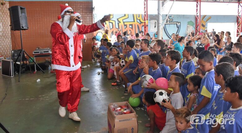 Em clima de Natal, 180 crianças do Proara ganham presentes - Crédito: Lau Menezes
