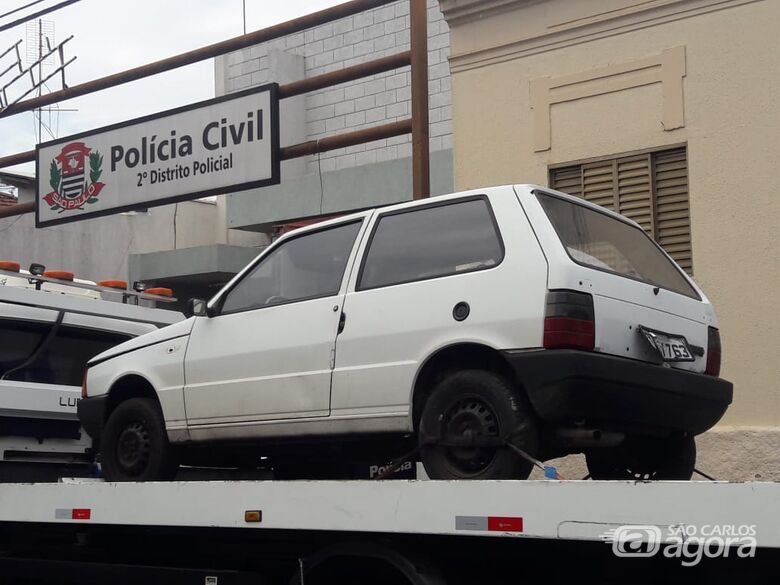 Uno furtado é abandonado no Jardim Beatriz - Crédito: Maycon Maximino