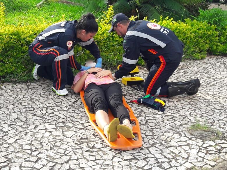 Jovem é atropelada por moto na faixa de pedestres - Crédito: Maycon Maximino