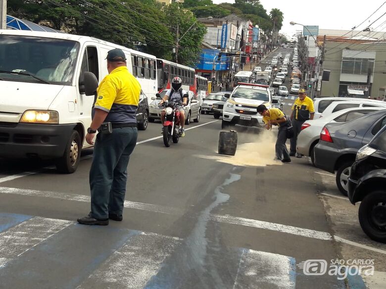 Mancha de óleo causa queda de motociclista na avenida São Carlos - Crédito: Maycon Maximino