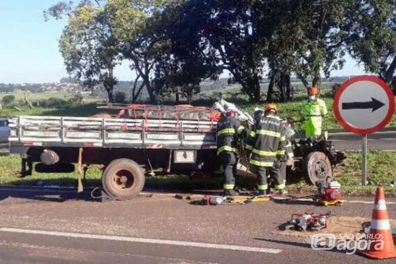 Homem morre após colisão entre caminhões na SP-225 em Itirapina - Crédito: Centrovias Arteris