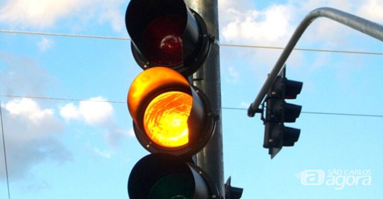 Câmara municipal aprova lei que prevê semáforo em amarelo piscante entre 23h e 5h - Crédito: Divulgação