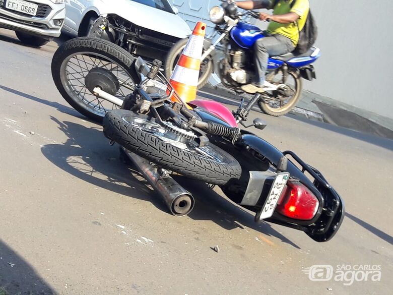 Carro atinge motociclista após ultrapassar sinal de pare - Crédito: Maycon Maximino