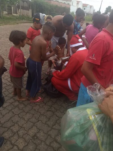 Papai Noel da Fiel Torcida alegra e presenteia garotada do São Carlos 8 - Crédito: Divulgação