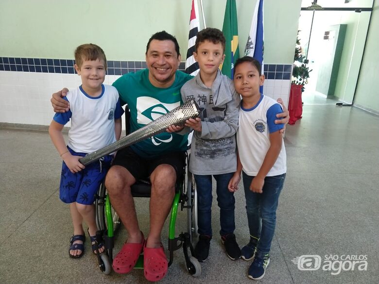 Escola Municipal de Ibaté recebe a visita do campeão paralímpico Clodoaldo da Silva - Crédito: Divulgação