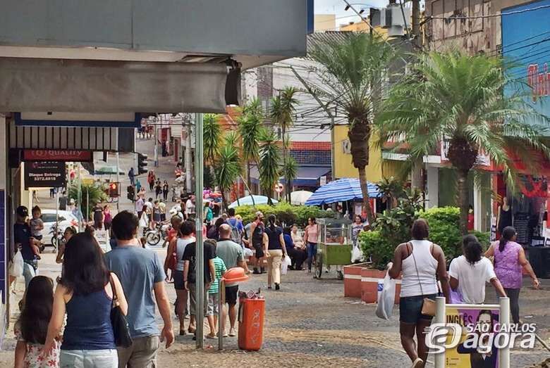 Lojas do comércio de São Carlos ficam abertas até às 18h neste domingo - Crédito: Acisc