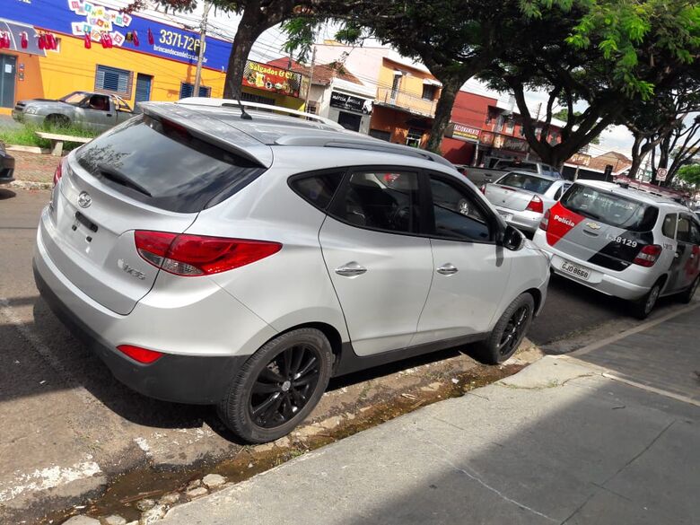 Após denúncia, PM recupera carro roubado de motorista de aplicativo -