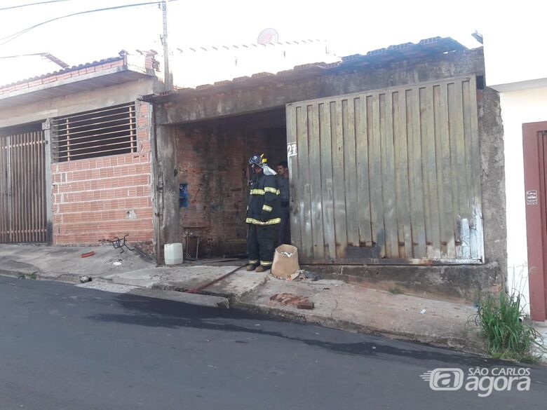 Casa onde estaria carro roubado é atingida por incêndio - Crédito: Maycon Maximino