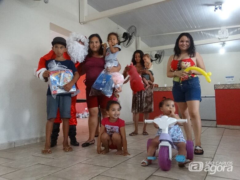 Papai Noel faz a festa para crianças do Natal Solidário - Crédito: Marcos Escrivani