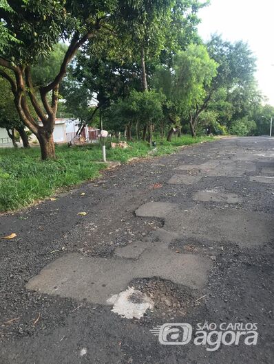 Asfalto “some” e sobram pedras em avenida no Jardim das Torres - Crédito: Divulgação