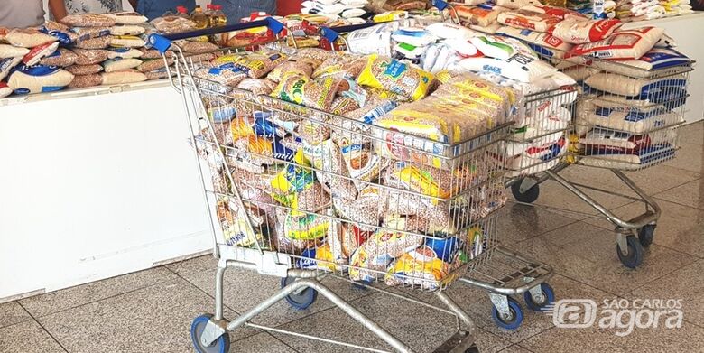 Uma tonelada e meia de alimentos serão destinados às famílias carentes - Crédito: Divulgação