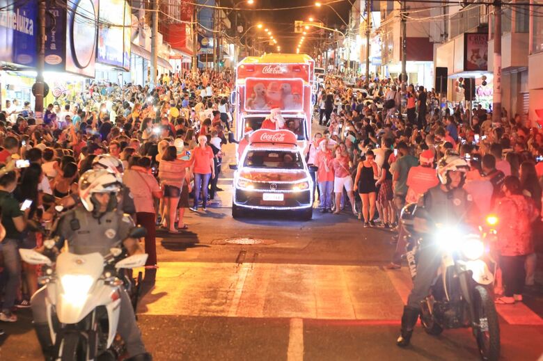Veja fotos e vídeo da passagem da Caravana de Natal Coca-Cola por São Carlos - Crédito: Marco Lucio