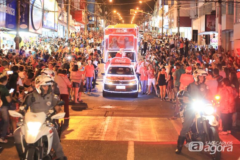 Veja fotos e vídeo da passagem da Caravana de Natal Coca-Cola por São Carlos - Crédito: Marco Lucio