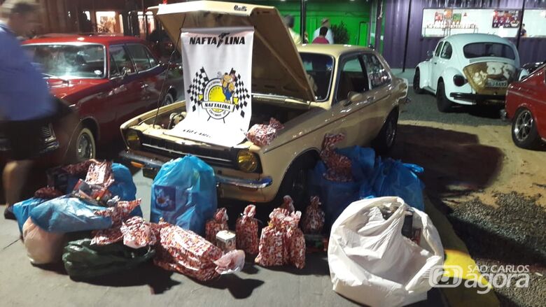 Apaixonados por carros antigos arrecadam brinquedos em evento solidário - Crédito: Divulgação