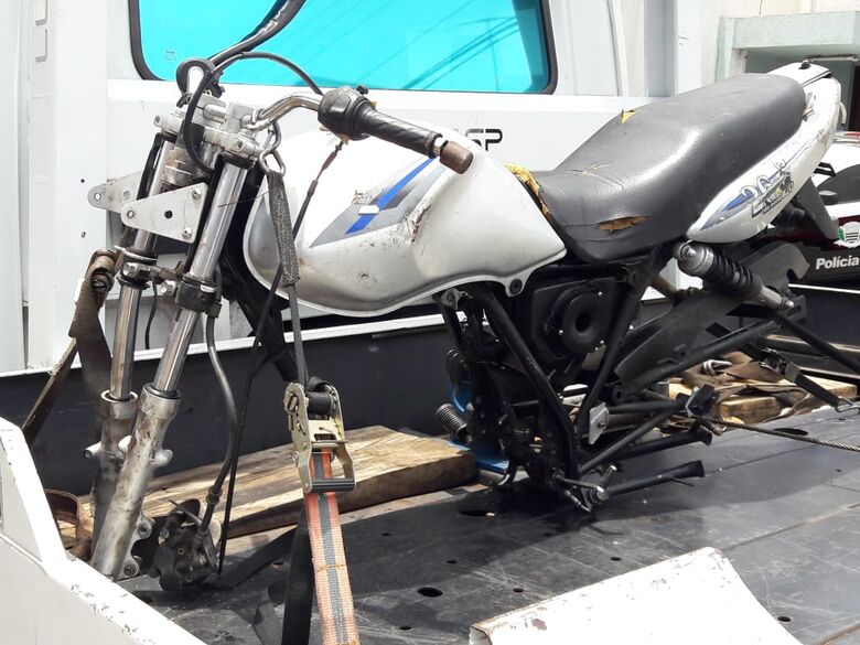 Moto depenada é abandonada no Cidade Aracy 2 - Crédito: Maycon Maximino