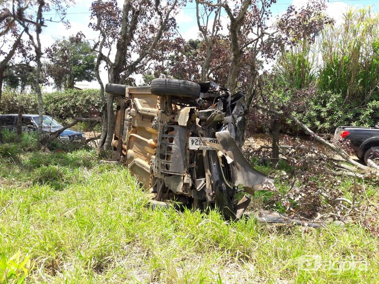 Idoso fica ferido após carro capotar em estrada de terra - Crédito: Maycon Maximino