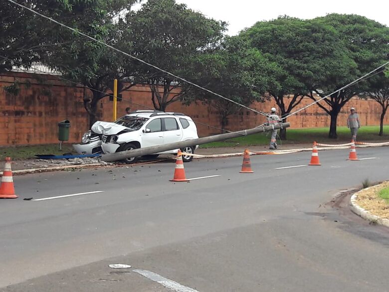 Carro derruba poste na Miguel Petroni - Crédito: Maycon Maximino