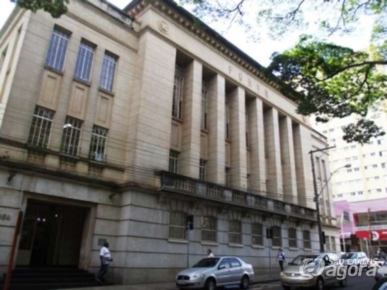 Dupla espanca e assalta aposentado na frente do Fórum Criminal - Crédito: Arquivo/SCA