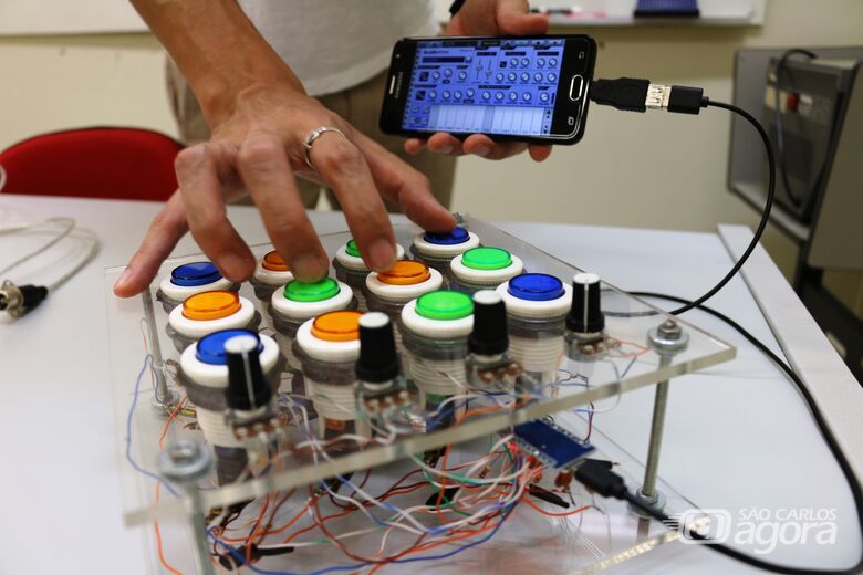 Em São Carlos, amigos constroem o próprio instrumento para compor música eletrônica - Crédito: Henrique Fontes