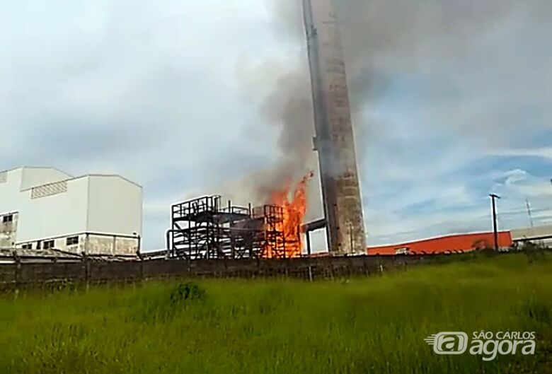 Incêndio atinge fábrica de tubos desativada - Crédito: Maycon Maximino