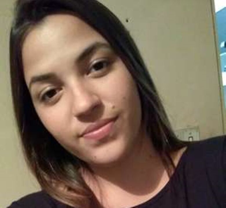 Sofrendo com Hipertrofia Mamaria, jovem ibateense busca ajuda - Crédito: Divulgação