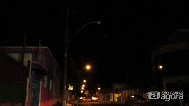 Lâmpadas queimadas deixam vários pontos da cidade às escuras - Crédito: Fábio Rabello