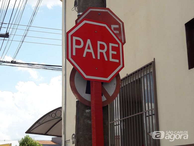 Placas de sinalização de trânsito estão encavaladas em cruzamento da Vila Alpes - Crédito: Divulgação