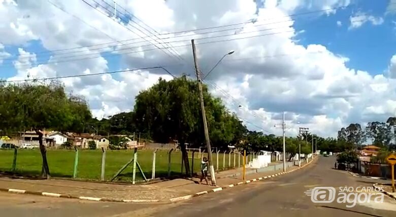 Poste em risco de queda deixa moradores de Santa Eudóxia preocupados - Crédito: Divulgação