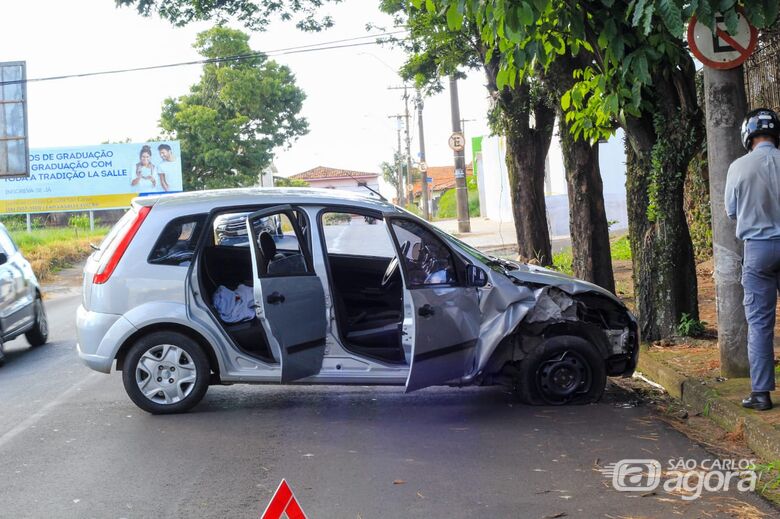 Mulher bate carro em poste no Jardim Paraíso - Crédito: Marco Lúcio